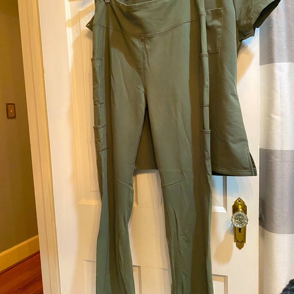 Jaanuu Yoga scrub pants size large army green